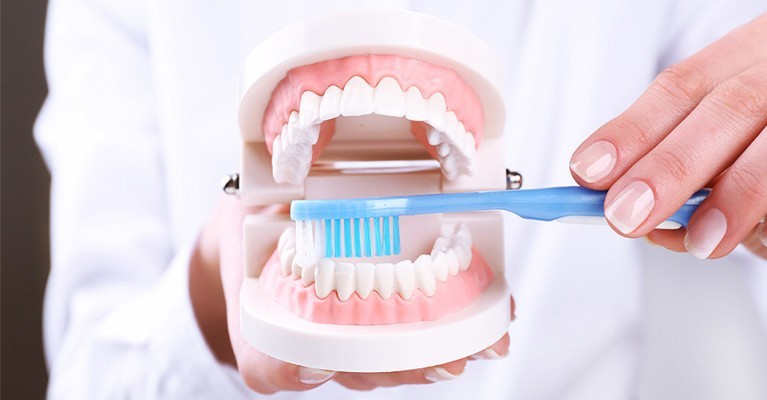 Профессиональная гигиеническая чистка зубов.  Что это такое, как делают проф гигиену полости рта в стоматологии